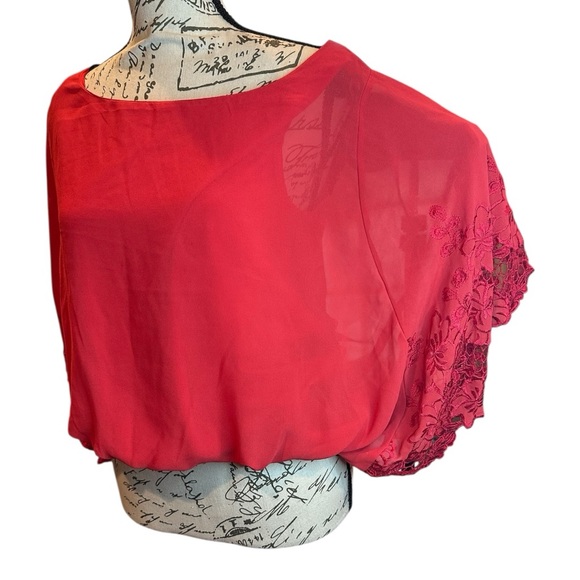 XOXO Scarlet Blouse with Elegant Lace Detail EUC - Picture 4 of 9